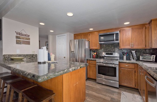 June Lake Condo | Large, renovated Interlaken condo that accommodates 10!