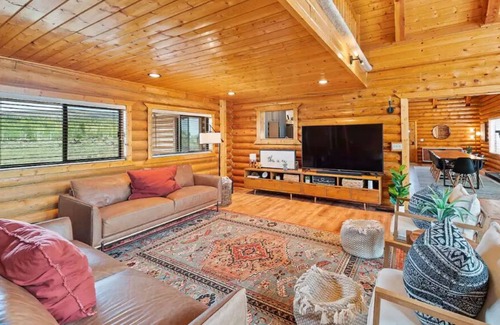 Mammoth Creek Cabin | Large Reunion Cabin By Lake And National Parks!