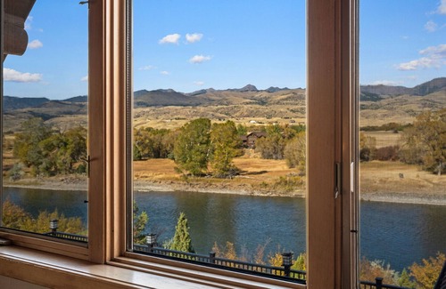 Pray House | Large riverfront home, fishing, firepit, close to Chico and Yellowstone