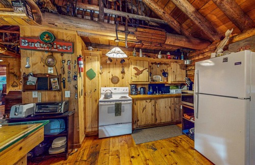 Monson Cabin | Large Rustic Cabin * Waterfront *Lake Access