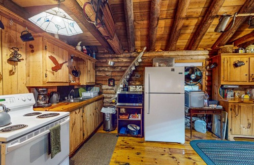 Monson Cabin | Large Rustic Cabin * Waterfront *Lake Access