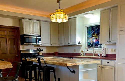 Bladensburg House | Large Rustic Retreat House with Hot Tub