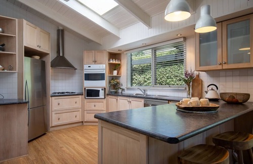 Mount Eliza House | Large solar heated pool, fully fenced secure grounds, sleeps 6 over 3 bedrooms