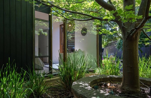 Mount Eliza House | Large solar heated pool, fully fenced secure grounds, sleeps 6 over 3 bedrooms