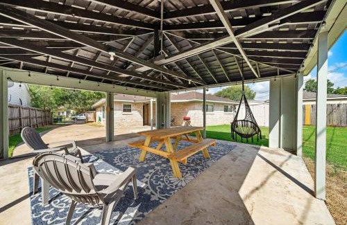 Southbelt/Ellington House | Large South Houston gem with covered patio seating