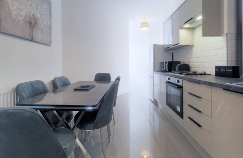 Camden Town with Primrose Hill Apartment | Large Spacious 4 Bed Luxurious Flat In Camden Close To Camden Market
