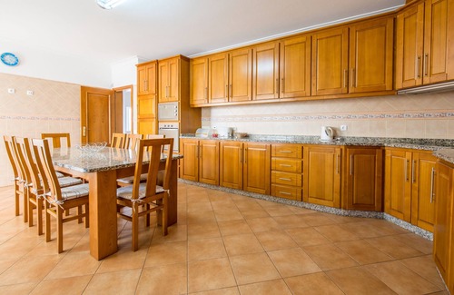 Albufeira Villa | Large Spacious 4 Bed Villa With Private Pools, Air Conditioning And Sea Views