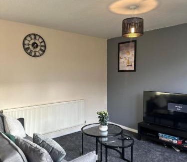 Little Hay Apartment | Large spacious and spotless house with hot tub and snooker and table tennis NEC,JLR,Airport Sleeps 8