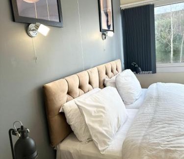 Little Hay Apartment | Large spacious and spotless house with hot tub and snooker and table tennis NEC,JLR,Airport Sleeps 8