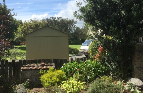 Waikanae House | Large spacious family home 3 minutes drive to beach