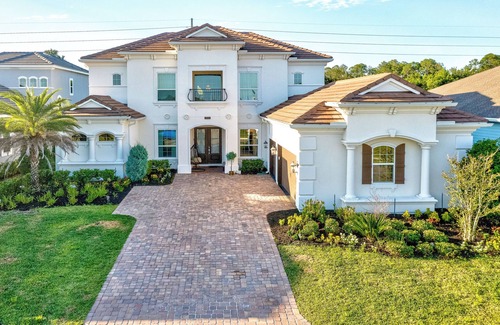 St. Augustine House | LARGE Spacious home, Outdoor Kitchen, Pool table, Sports bar, Golfcart, Dog park