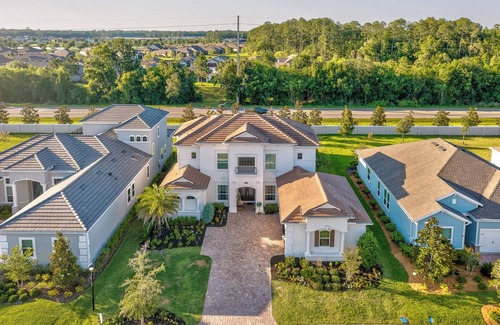 St. Augustine House | LARGE Spacious home, Outdoor Kitchen, Pool table, Sports bar, Golfcart, Dog park