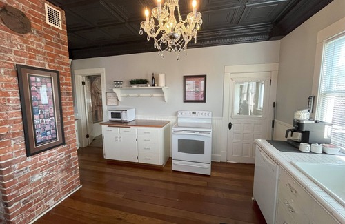 Yakima House | Large, spacious home centrally located that is both family and pet friendly.