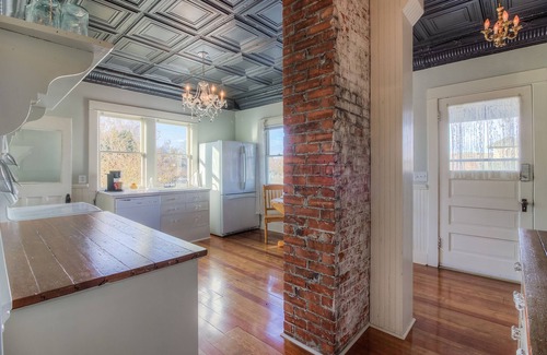 Yakima House | Large, spacious home centrally located that is both family and pet friendly.