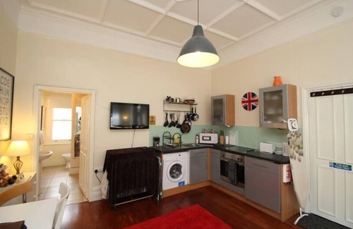 West Kensington Apartment | Large Studio Apartment West Kensington Sleeps 2 comfortably