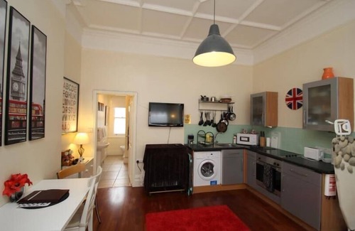 West Kensington Apartment | Large Studio Apartment West Kensington Sleeps 2 comfortably