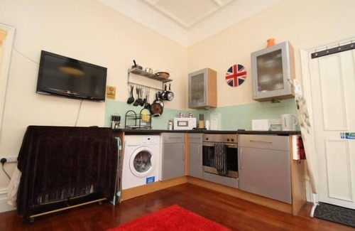 West Kensington Apartment | Large Studio Apartment West Kensington Sleeps 2 comfortably