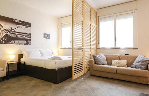 Cirenaica Apartment | Large studio flat with private car park