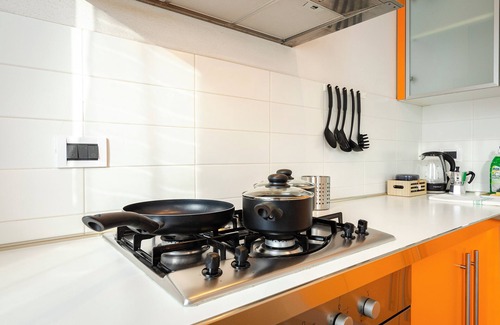 Cirenaica Apartment | Large studio flat with private car park