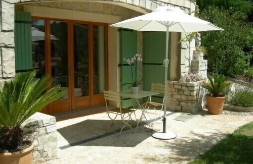 Carnoux-en-Provence Apartment | Large studio with swimming pool in the Cassis Calanques park