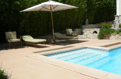 Carnoux-en-Provence Apartment | Large studio with swimming pool in the Cassis Calanques park