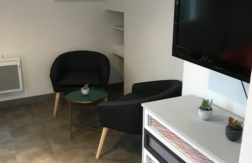 Maurepas Apartment | Large studio in an urban cottage - Free and easy sationnement
