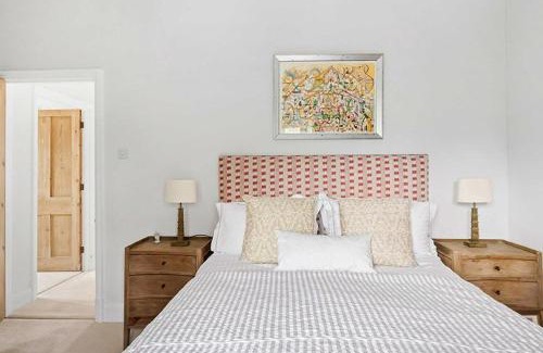 Winchcombe House | Large Stylish House-2 Parking Spaces-Garden-Fire