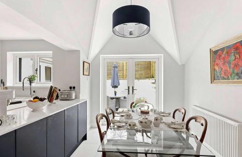 Winchcombe House | Large Stylish House-2 Parking Spaces-Garden-Fire