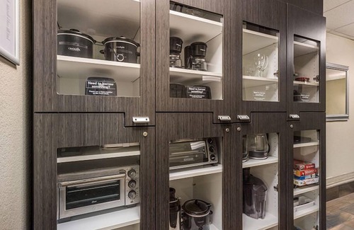 Santa Clara Hotel | Large Suite with Full Kitchen! A quick drive from San Jose Mineta Int'l Airport!