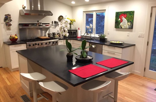 Woodbury House | Large, Sunny 4 Bedroom Home Sleeps 8 and 1 minute to Five Fabulous Restaurants