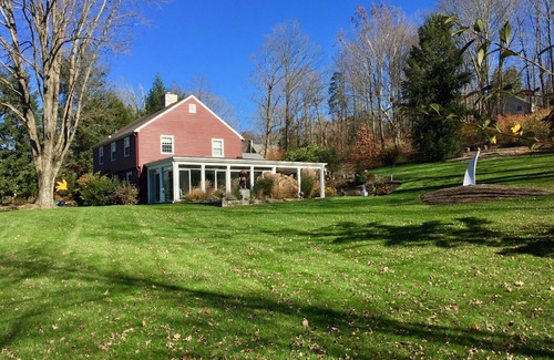 Woodbury House | Large, Sunny 4 Bedroom Home Sleeps 8 and 1 minute to Five Fabulous Restaurants