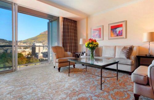 Bo'Kaap Apartment | Large Taj Luxury Suite - 2 bed, near top floor, lounge, kitchen & stunning Table Mtn views