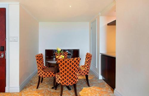 Bo'Kaap Apartment | Large Taj Luxury Suite - 2 bed, near top floor, lounge, kitchen & stunning Table Mtn views
