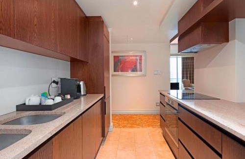 Bo'Kaap Apartment | Large Taj Luxury Suite - 2 bed, near top floor, lounge, kitchen & stunning Table Mtn views