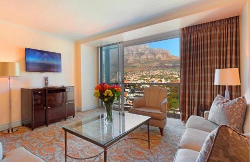 Bo'Kaap Apartment | Large Taj Luxury Suite - 2 bed, near top floor, lounge, kitchen & stunning Table Mtn views