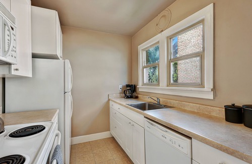 Broadway Apartment | Large top floor 1br/classic Capitol Hill building, central location