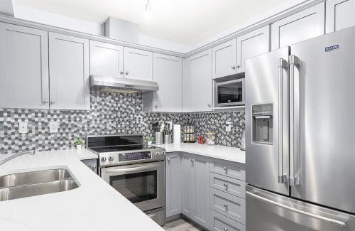 Ellerslie House | Large Townhome Near Anthony Henday in Ellerslie with Driveway & Visitor Parking, King Bed, 4 Queen Beds, Fully Equipped Kitchen & More!