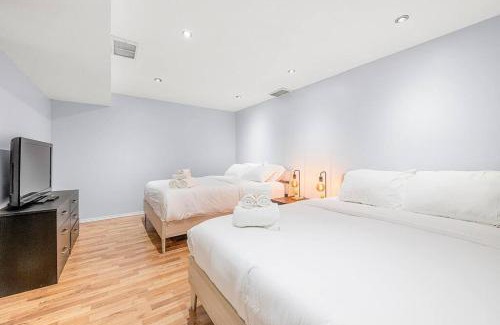 Ellerslie House | Large Townhome Near Anthony Henday in Ellerslie with Driveway & Visitor Parking, King Bed, 4 Queen Beds, Fully Equipped Kitchen & More!