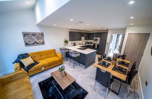 Leeds House | Large Townhouse Near City Centre Private Parking