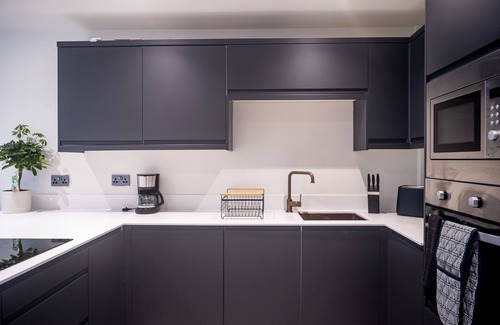 Leeds House | Large Townhouse Near City Centre Private Parking