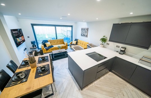 Leeds House | Large Townhouse Near City Centre Private Parking