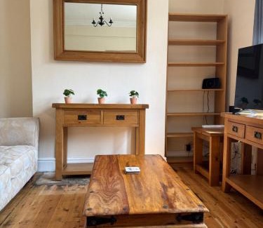 Hucknall Apartment | Large Traditional, Sleeps 8, Central Hucknall