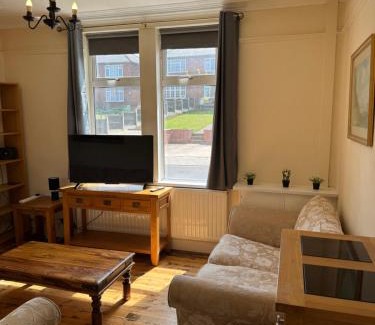 Hucknall Apartment | Large Traditional, Sleeps 8, Central Hucknall