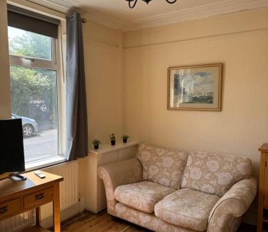 Hucknall Apartment | Large Traditional, Sleeps 8, Central Hucknall