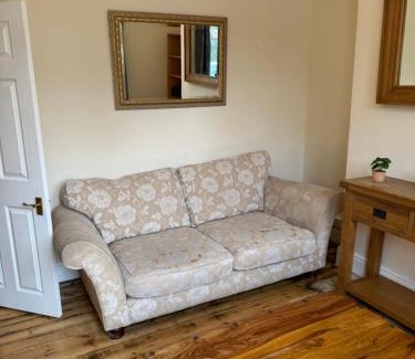 Hucknall Apartment | Large Traditional, Sleeps 8, Central Hucknall