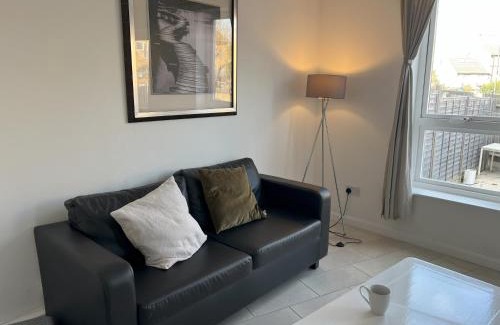 Rotherhithe House | Large triple room in Canada Water London