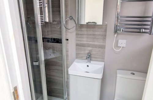 Broad Green Apartment | Large Triple Studio Flat - Croydon