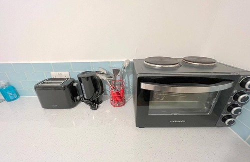 Sutton South Apartment | Large Triple Studio in South London - Sutton