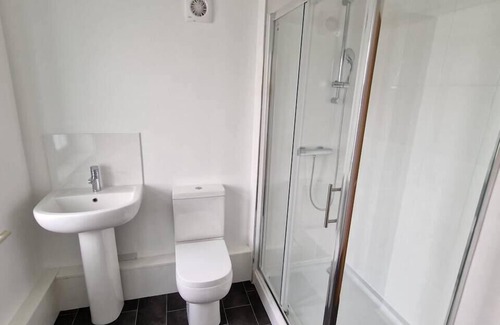 Sutton South Apartment | Large Triple Studio in South London - Sutton