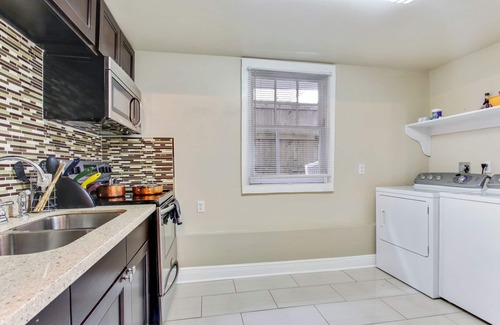 Uptown Historic District Apartment | Large, Uptown, Apartment on Tree-Lined Avenue. Close to Shopping and Eating.